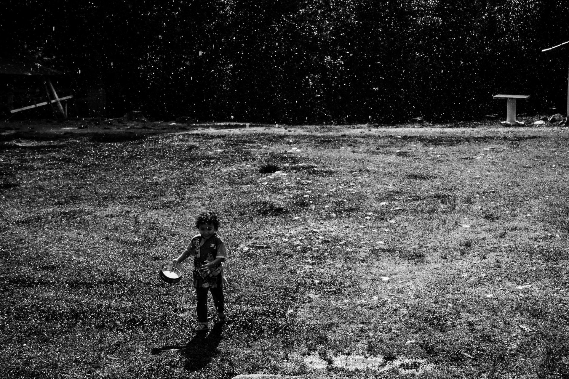 Foto Tomar banho de chuva é se permitir Foto Tomar banho de chuva é se permitir - Imagem 2