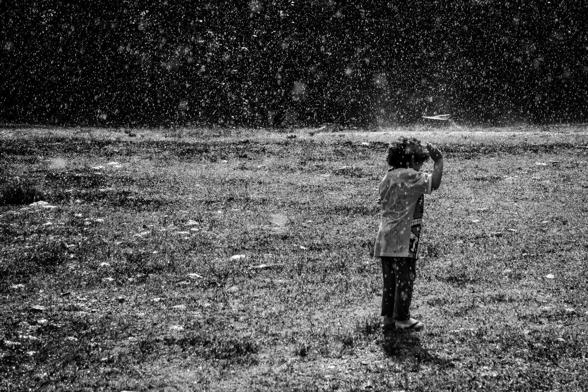 Foto Tomar banho de chuva é se permitir Foto Tomar banho de chuva é se permitir - Imagem 4