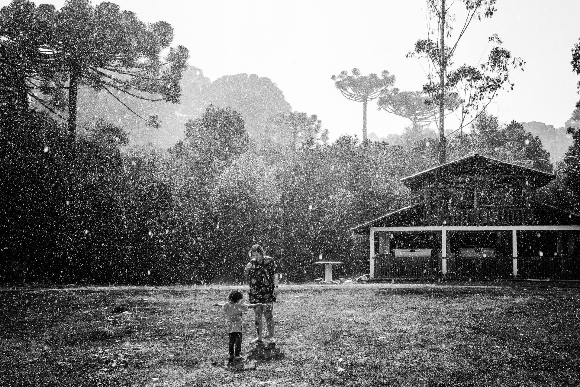 Foto Tomar banho de chuva é se permitir Foto Tomar banho de chuva é se permitir - Imagem 5