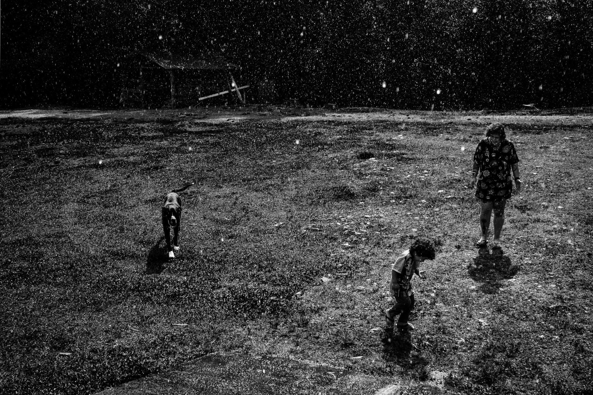 Foto Tomar banho de chuva é se permitir Foto Tomar banho de chuva é se permitir - Imagem 9