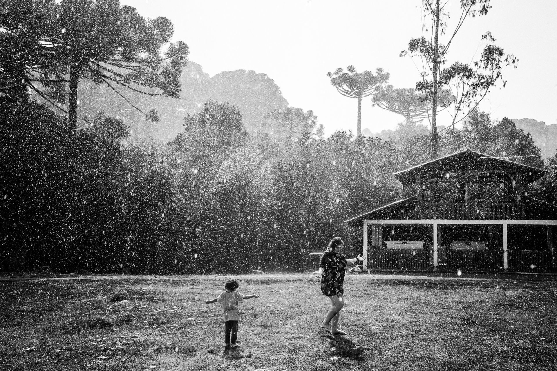 Foto Tomar banho de chuva é se permitir Foto Tomar banho de chuva é se permitir - Imagem 9